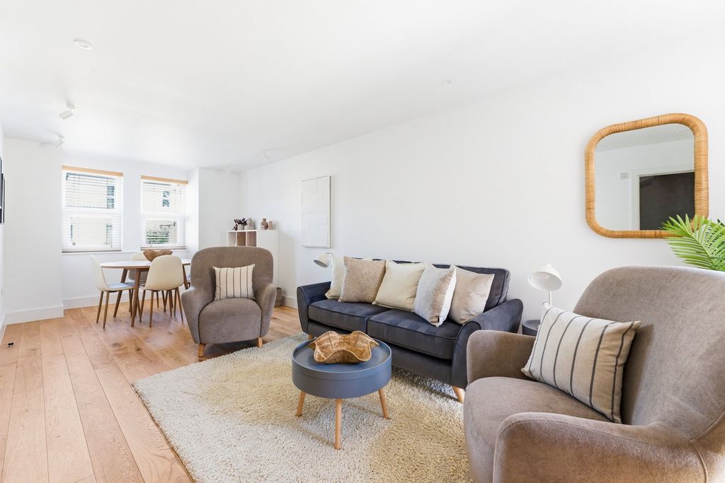 Property photo 3 of 32