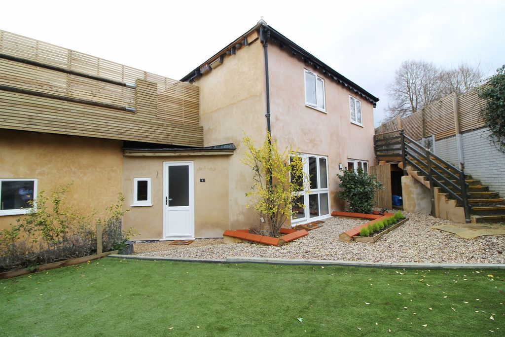 Property photo 1 of 8 Exterior (Main)