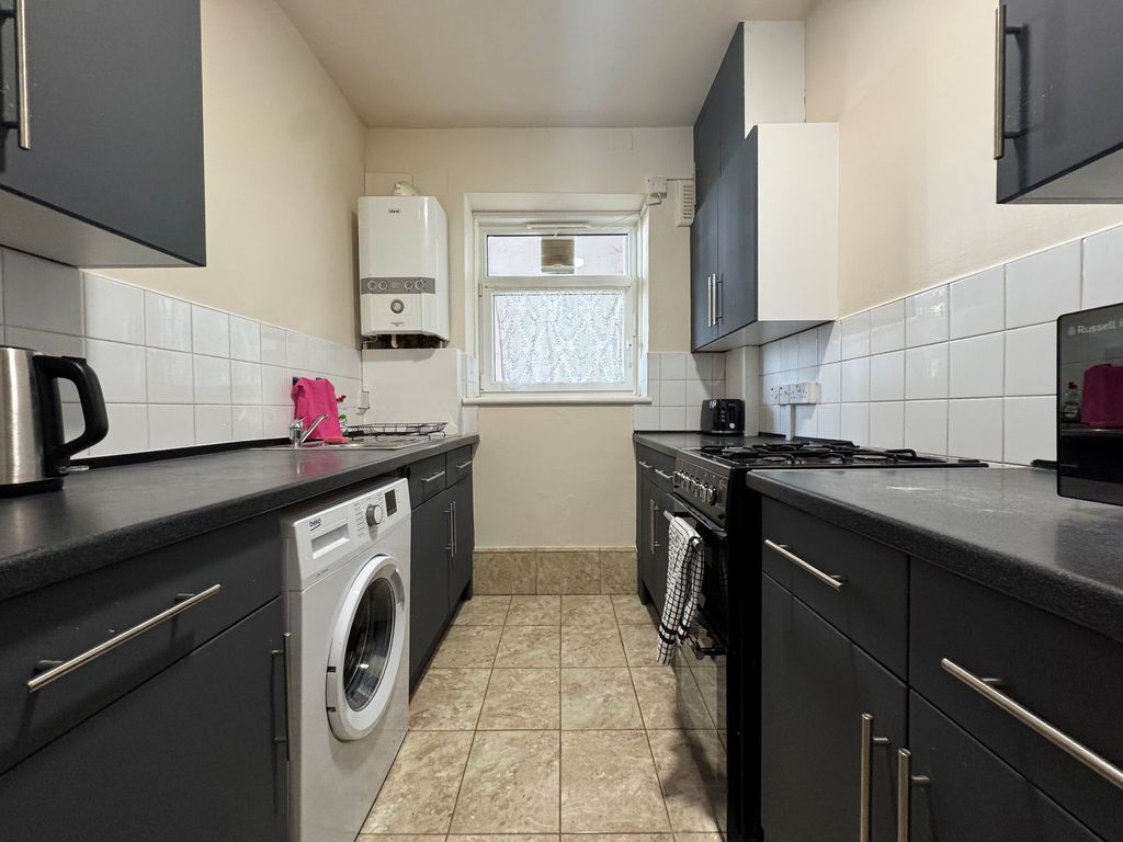 Property photo 2 of 7 Kitchen