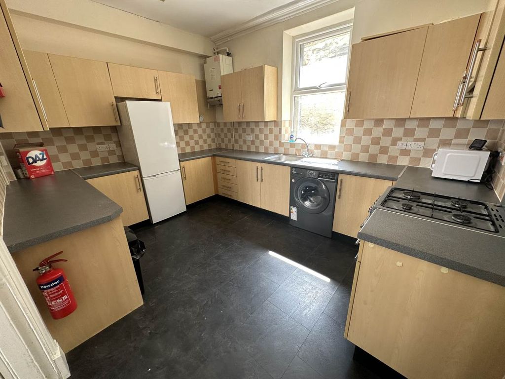 Property photo 3 of 10 Kitchen