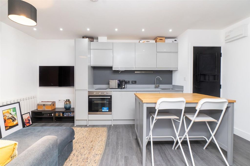 Property photo 2 of 8 Flat-43-28-Baldwin-Street-Bs1-1Ng-17.Jpg