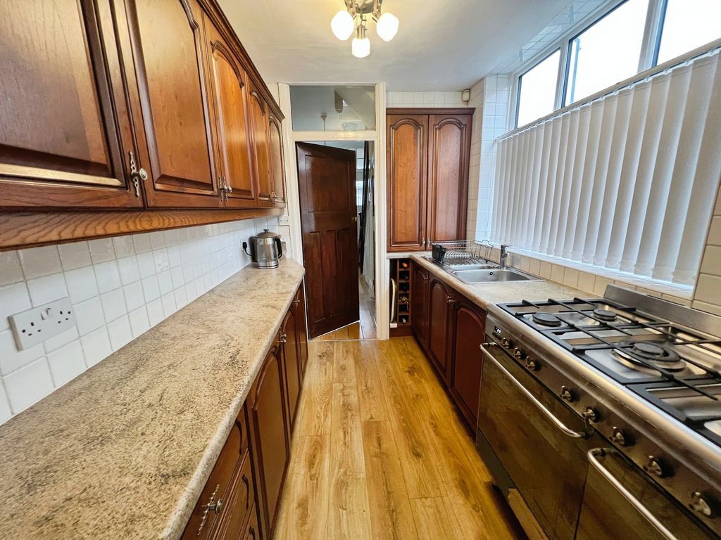 Property photo 3 of 18 Kitchen