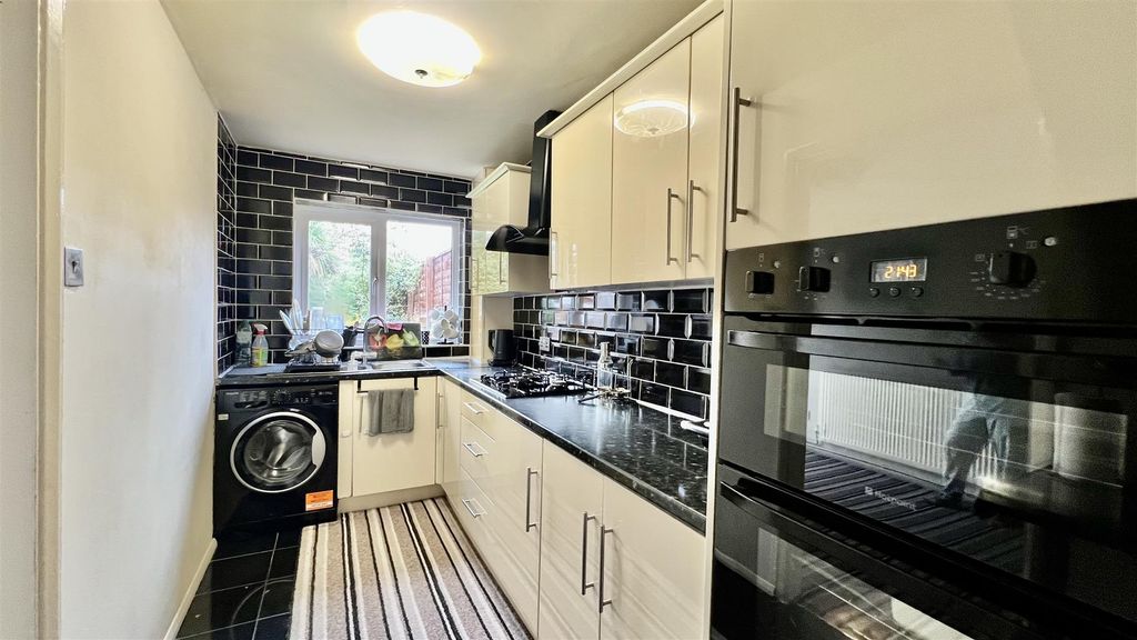 Property photo 3 of 10 Kitchen