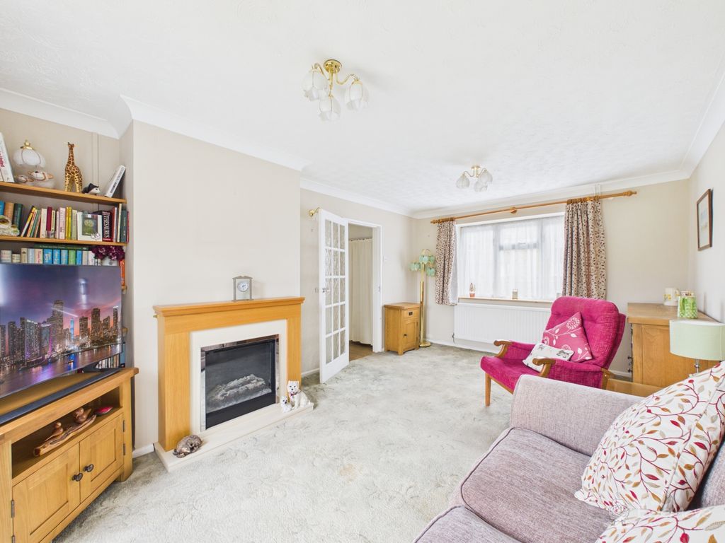 Property photo 2 of 17 Living Room- Mark Stephens Ewemove Newmarket And S