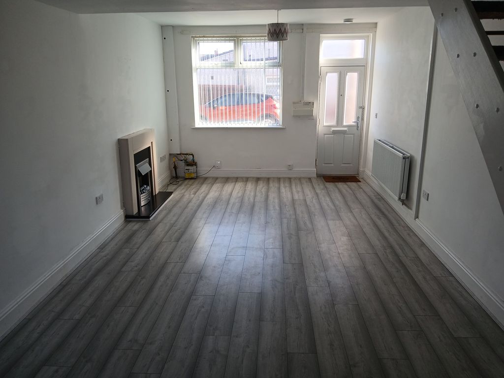 Property photo 1 of 7 Living Room