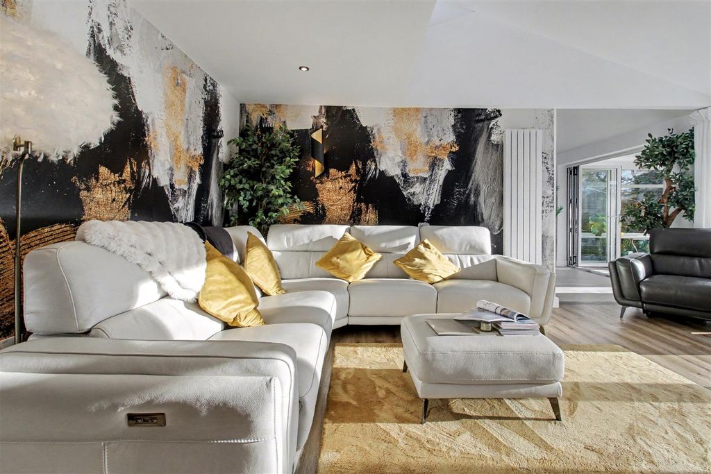 Property photo 2 of 37 Lounge