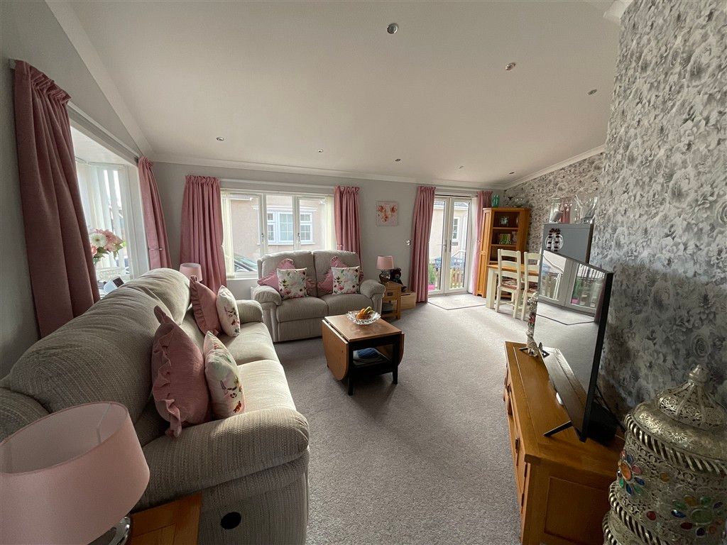 Property photo 3 of 10 Lounge