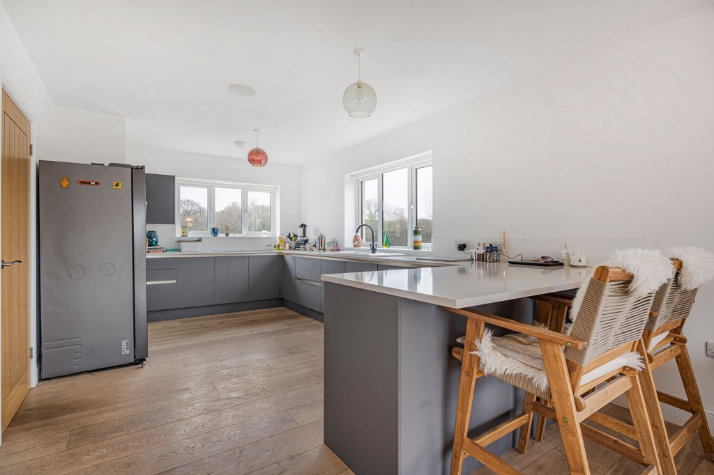 Property photo 2 of 31