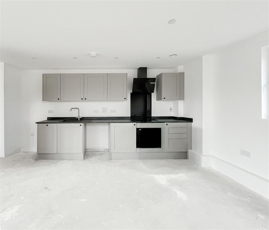 Property photo 3 of 11 Living Room / Kitchen