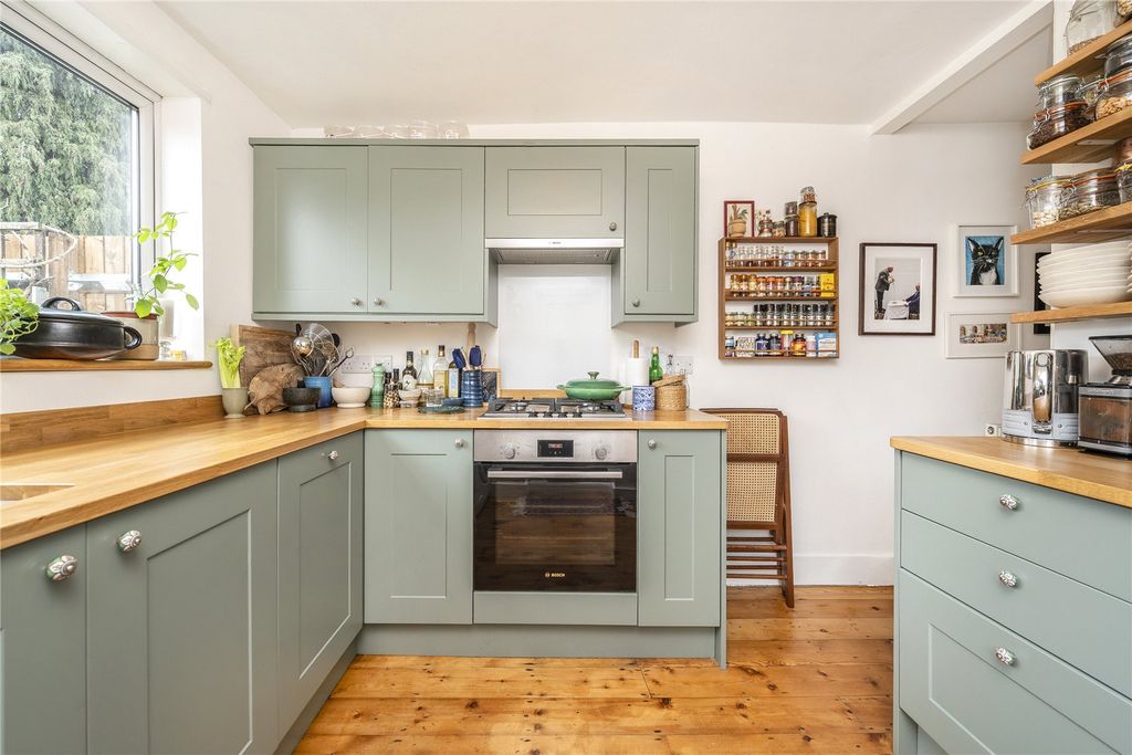 Property photo 3 of 11 Kitchen