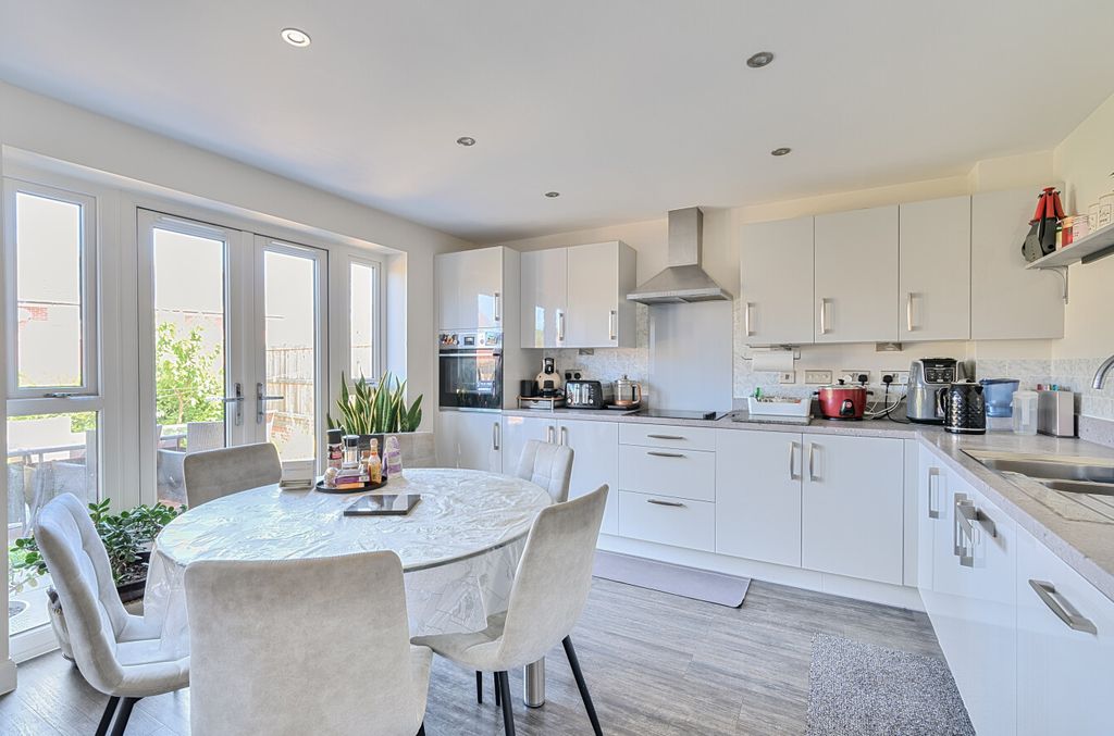 Property photo 2 of 20 Tiverton, Seddons