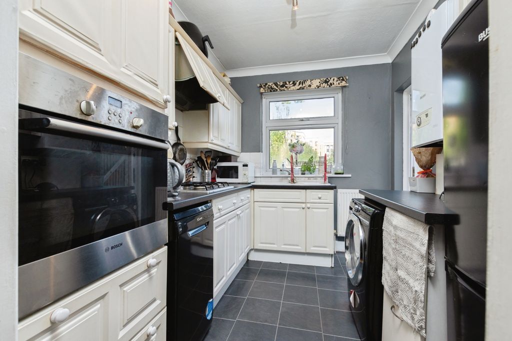 Property photo 3 of 18 Kitchen