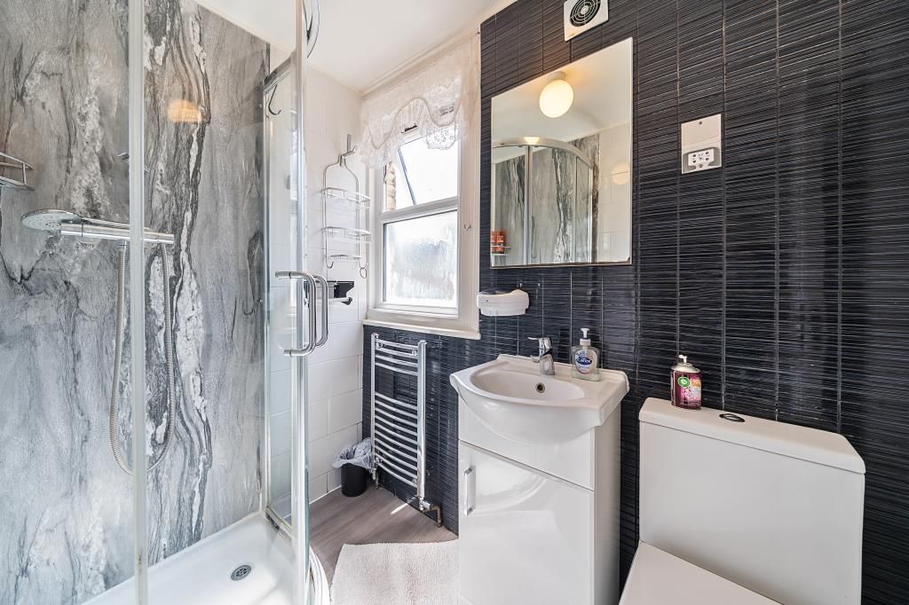 Property photo 3 of 19 Bathroom