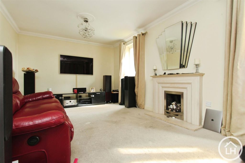 Property photo 2 of 17 Lounge