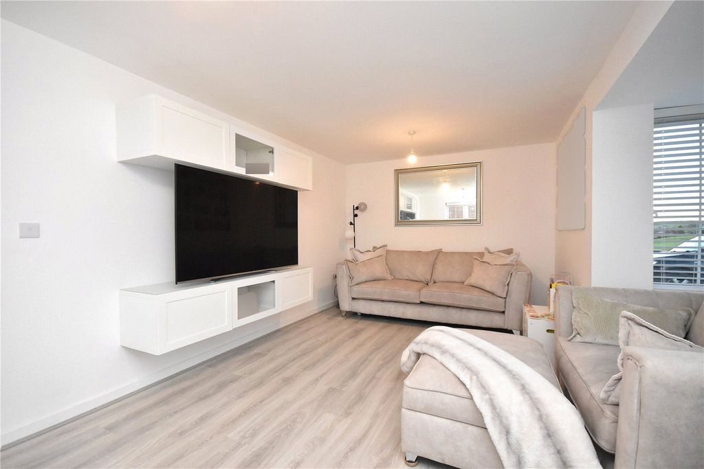 Property photo 3 of 24 Lounge