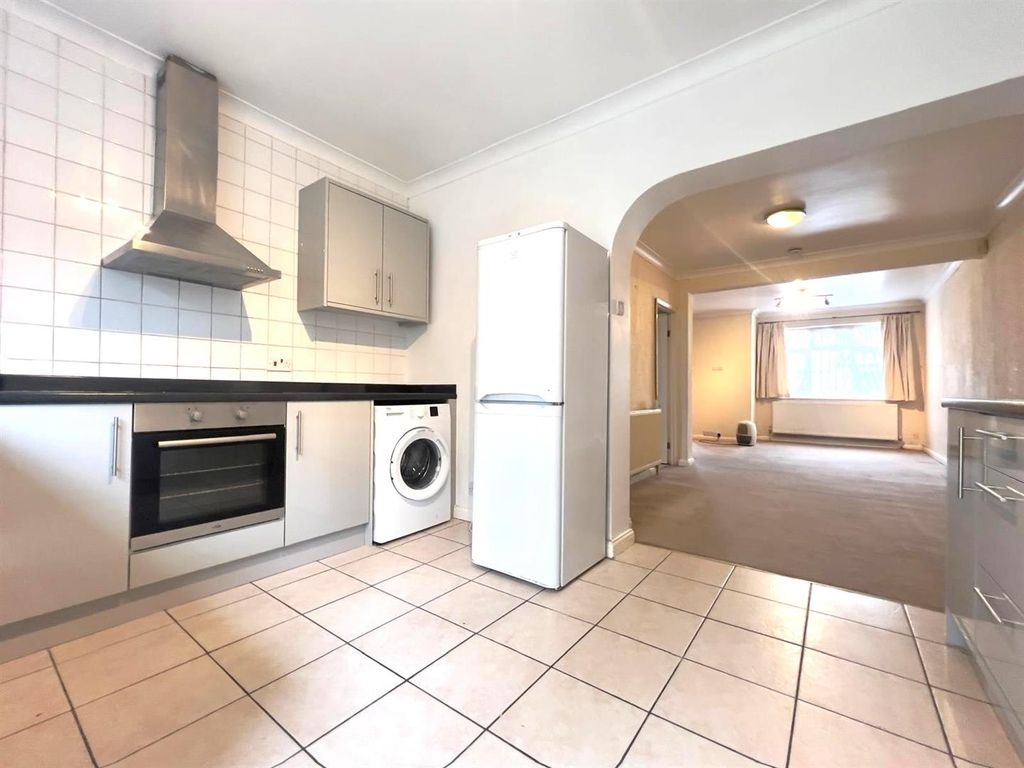 Property photo 3 of 11 Kitchen