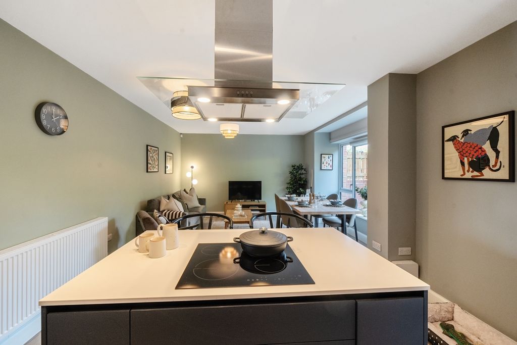 Property photo 2 of 34