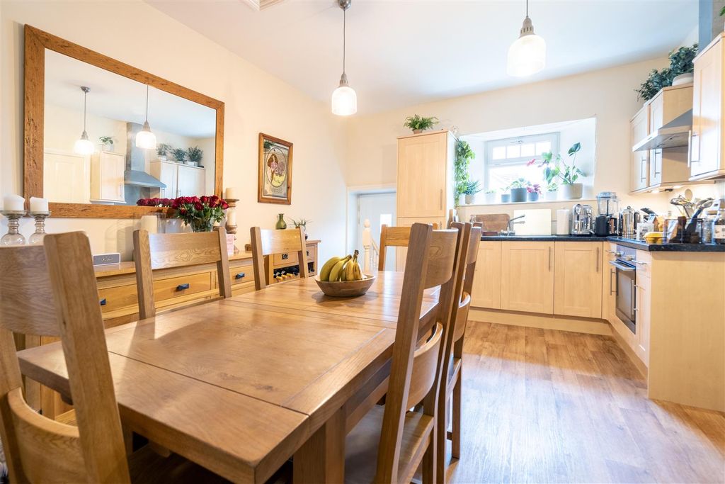 Property photo 3 of 9 Kitchen / Dining Room
