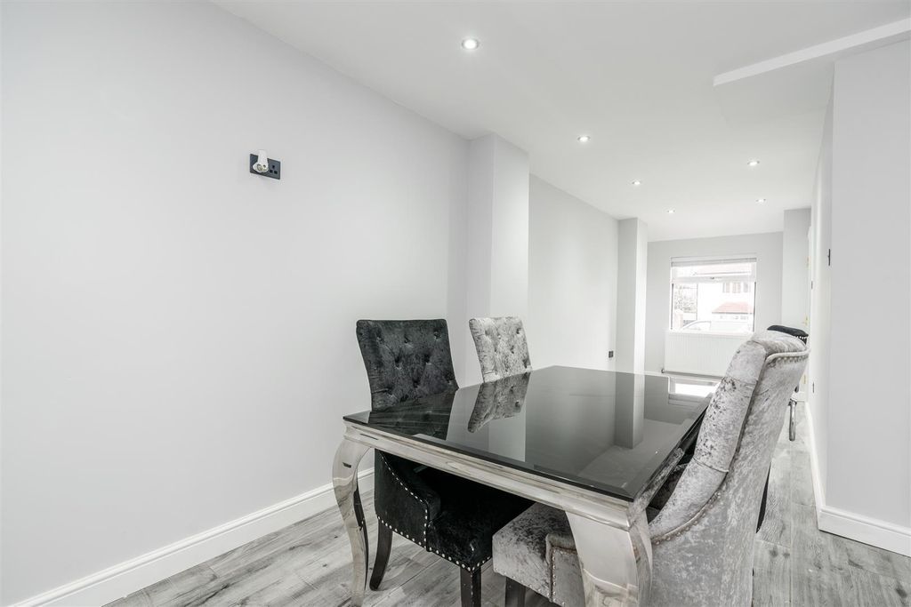 Property photo 3 of 16 21 Blythsford Road_17.Jpg