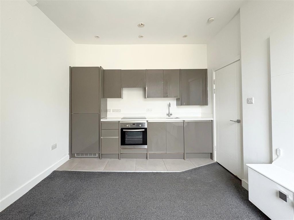 Property photo 2 of 14 Living Room / Kitchen