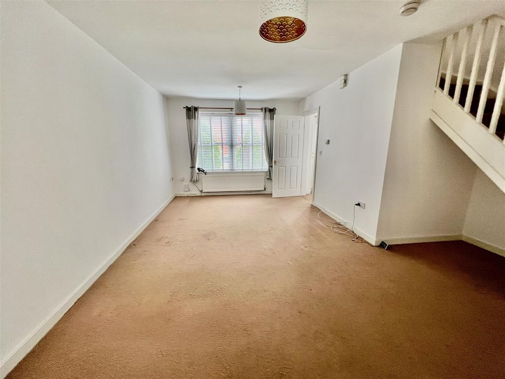 Property photo 3 of 14 Lounge