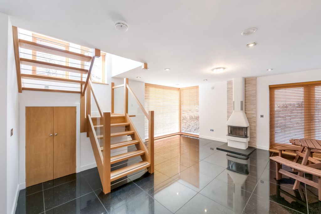 Property photo 3 of 37