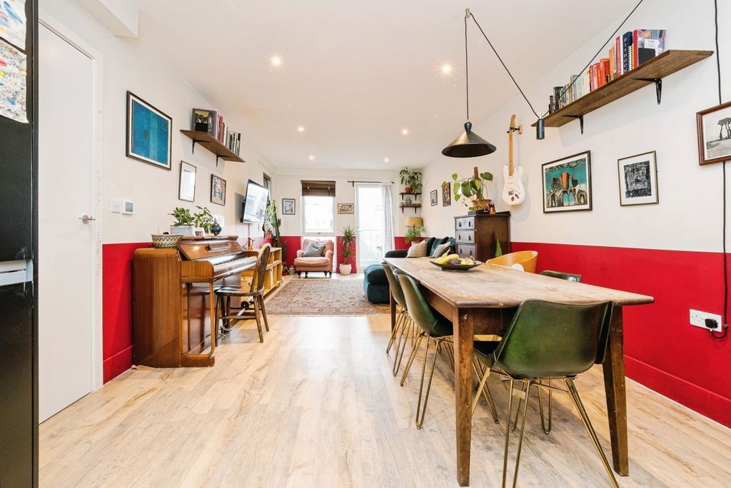 Property photo 2 of 17 Photo