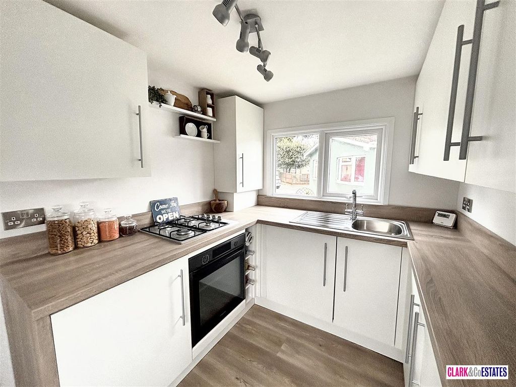 Property photo 2 of 10 Kitchen