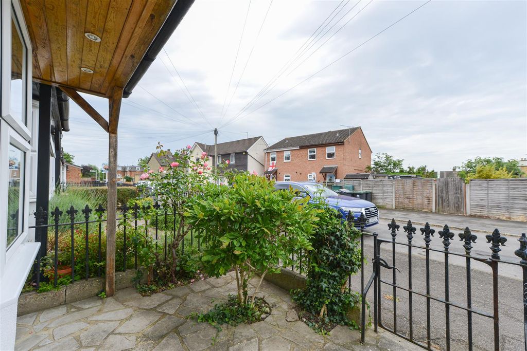 Property photo 2 of 16 Alma Road, Eccles10.Jpg