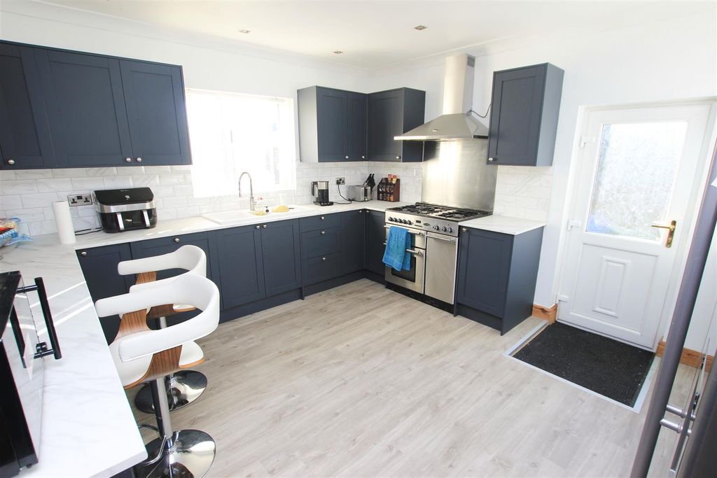 Property photo 3 of 13 Kitchen