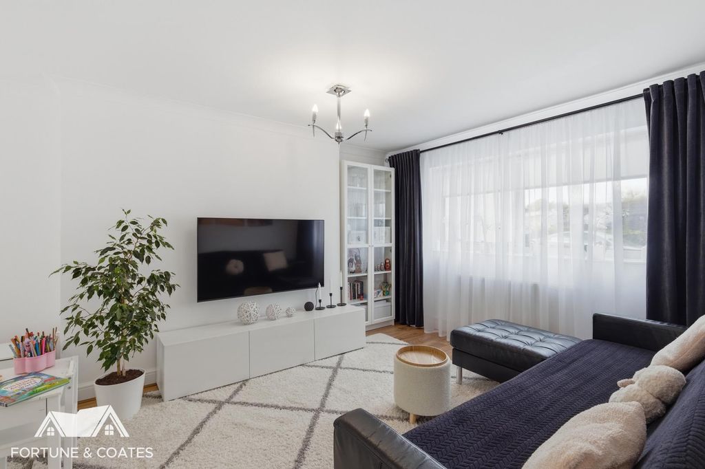 Property photo 3 of 18 Ladyshot_16.Jpg