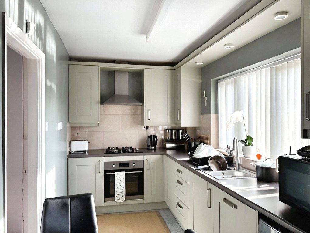 Property photo 3 of 10 Kitchen