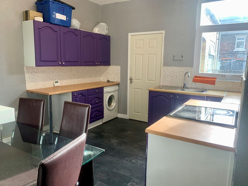 Property photo 3 of 6 Kitchen