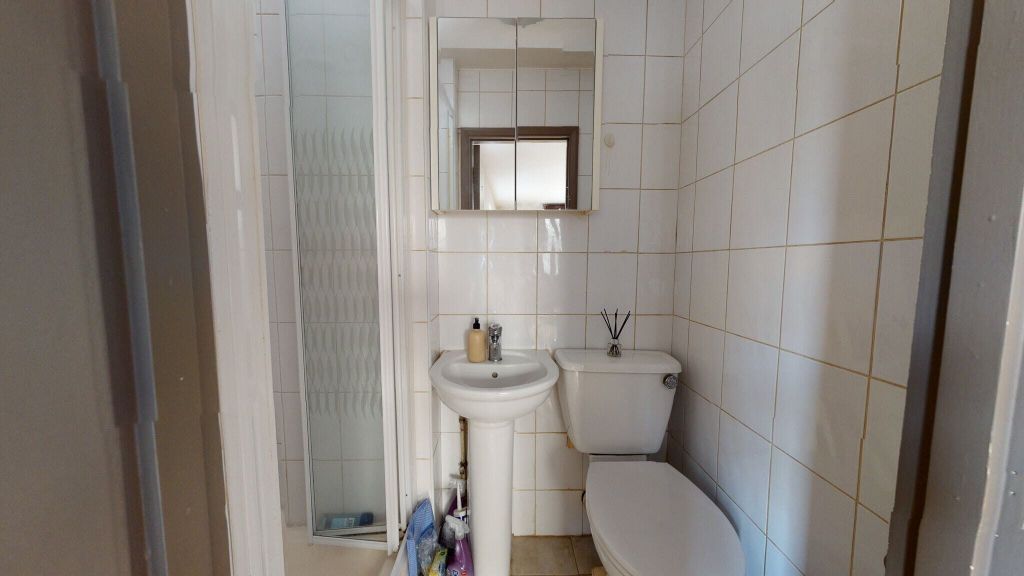 Property photo 3 of 9 Bathroom