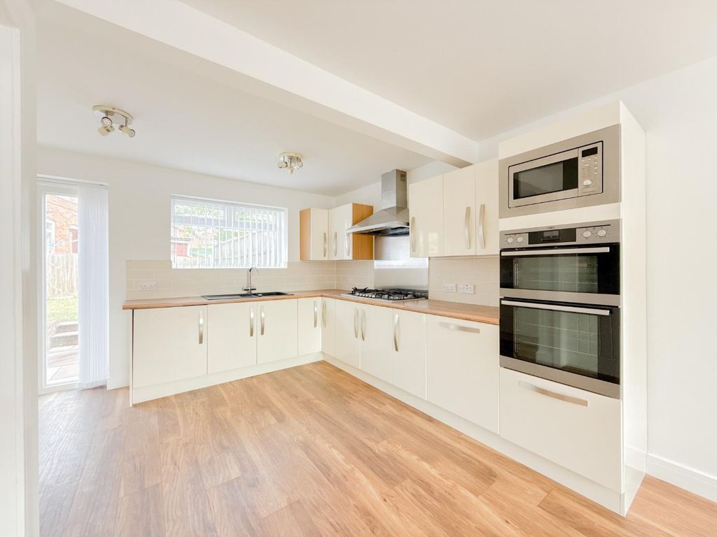 Property photo 2 of 18 Kitchen