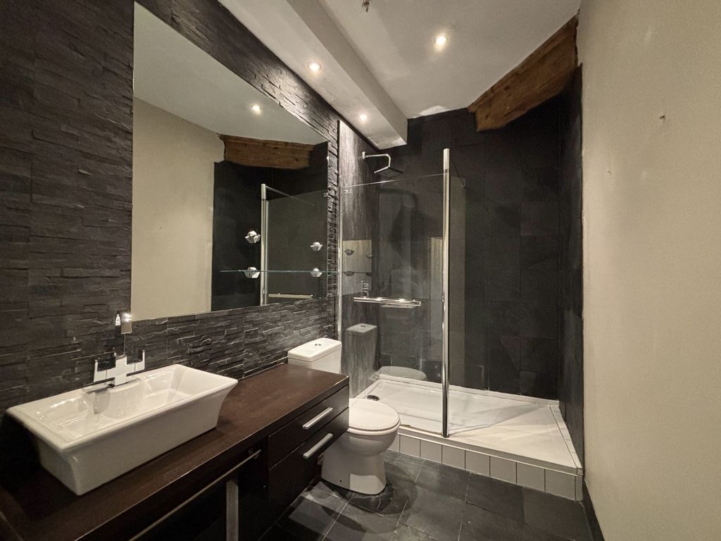 Property photo 3 of 14 Image00010