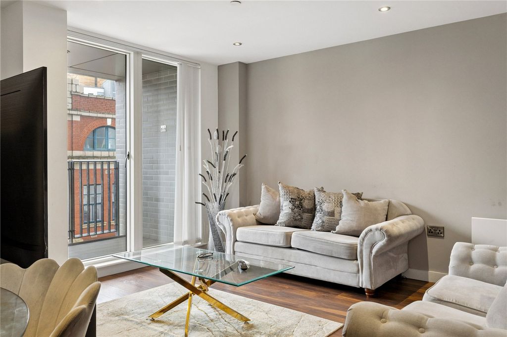 Property photo 2 of 15 Lounge