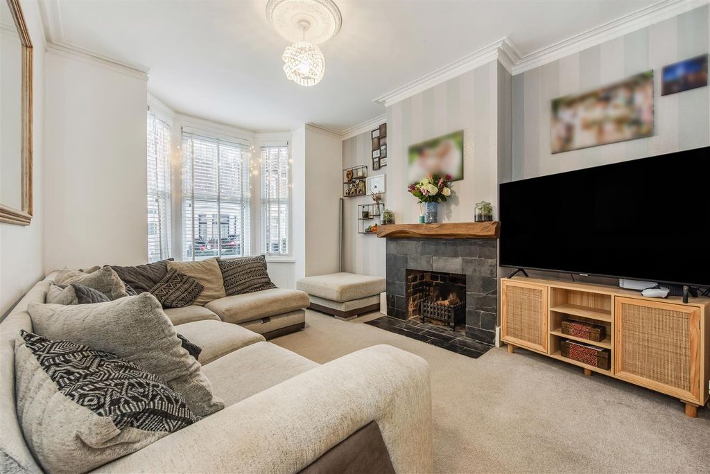 Property photo 3 of 25 Lounge.Jpg