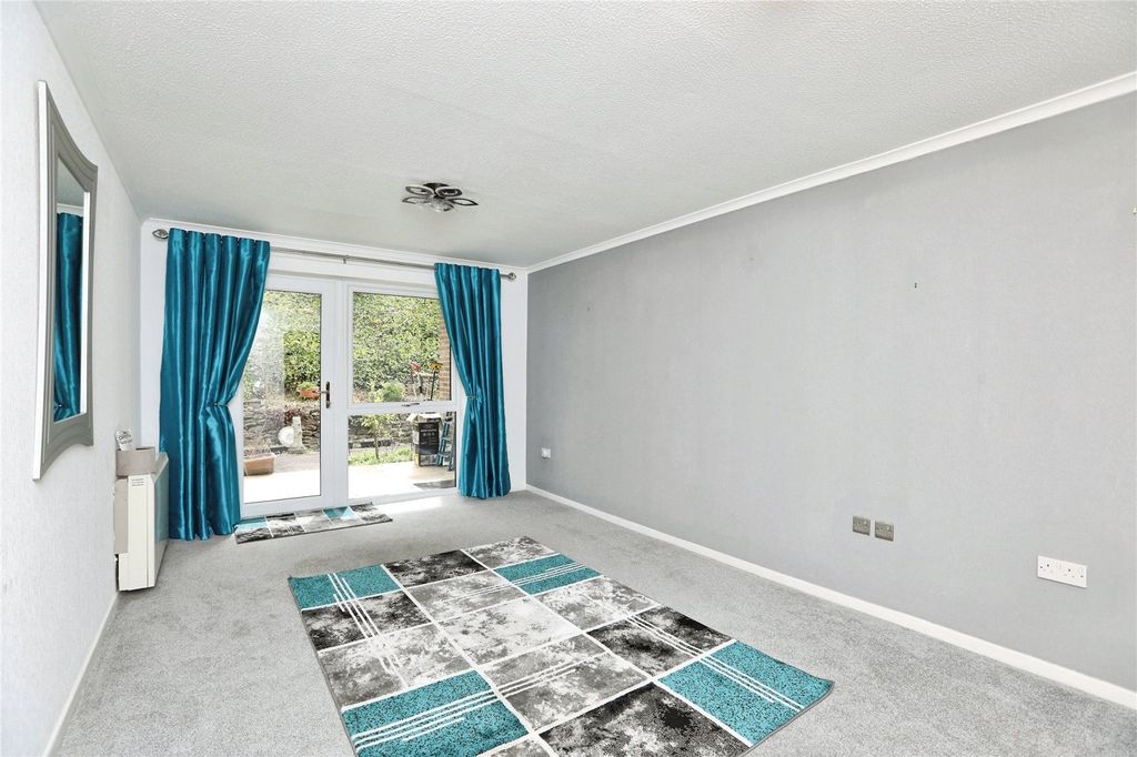 Property photo 2 of 11 Lounge