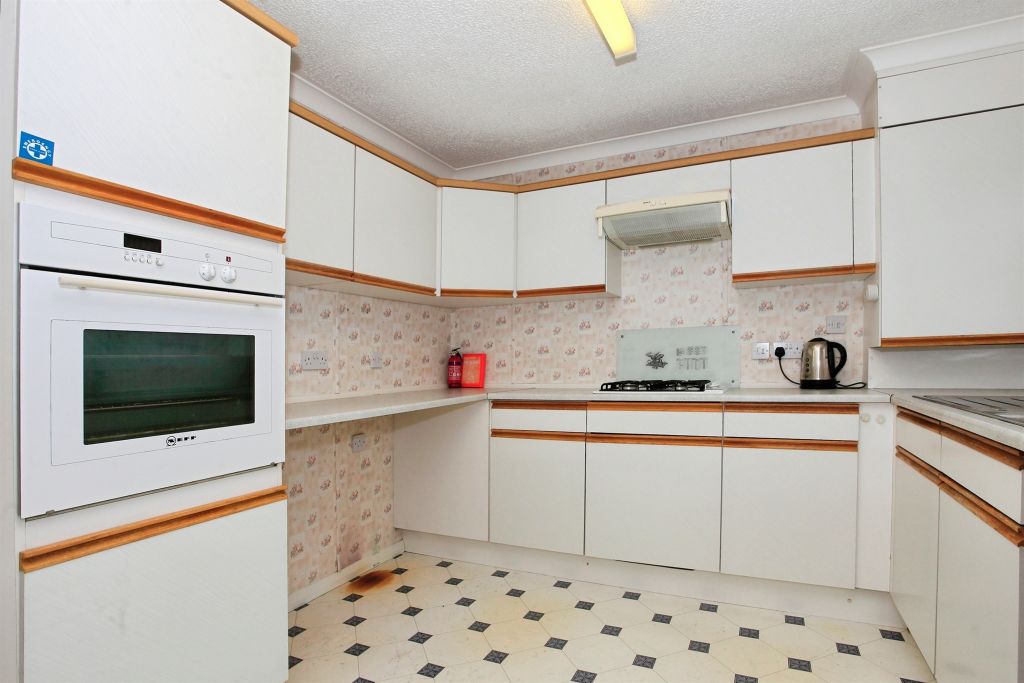 Property photo 3 of 17 Kitchen