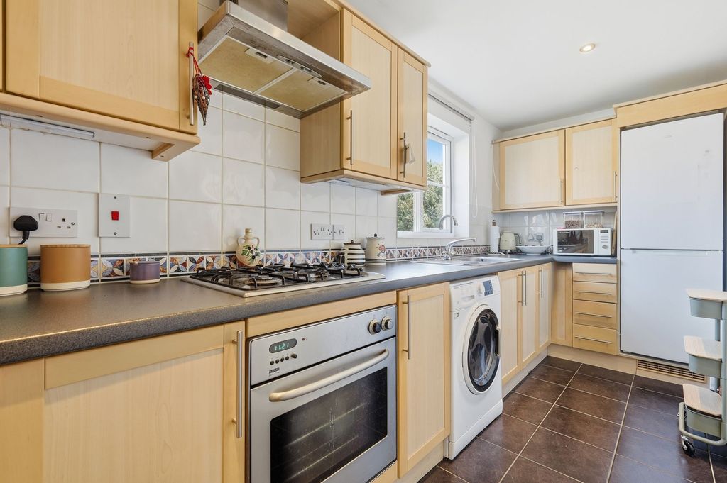 Property photo 3 of 13 Fitted Kitchen