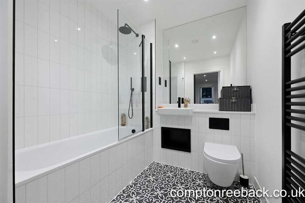 Property photo 1 of 10 Bathroom
