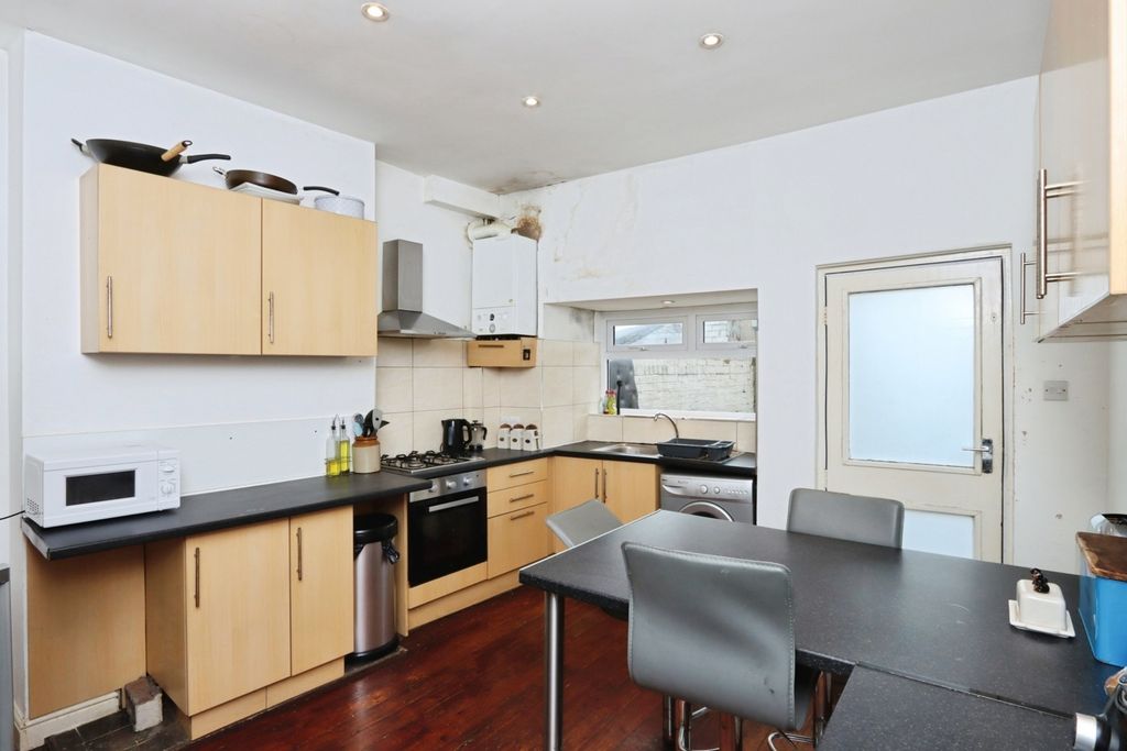 Property photo 3 of 17 Kitchen