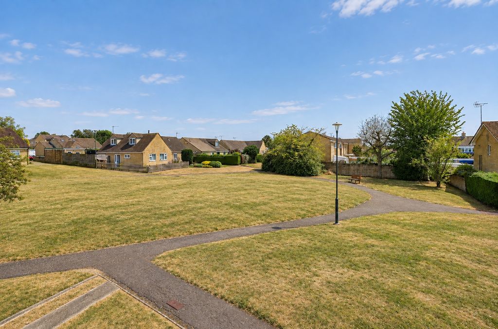 Property photo 2 of 17 Picture No. 32
