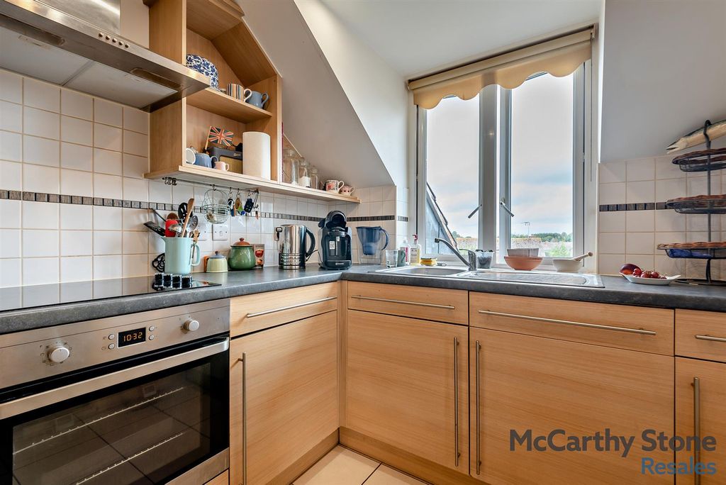 Property photo 3 of 19 8661784-Interior02-800.Jpg