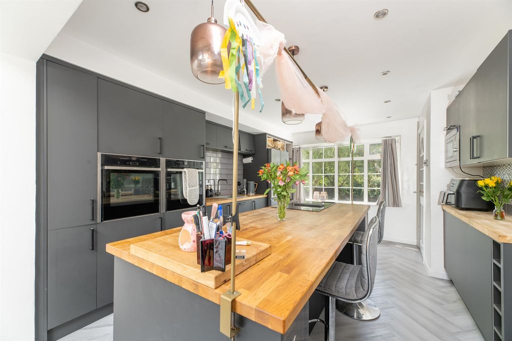 Property photo 3 of 33 Dining Kitchen