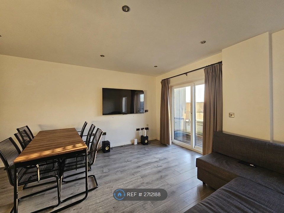 Property photo 2 of 24 Livingroom