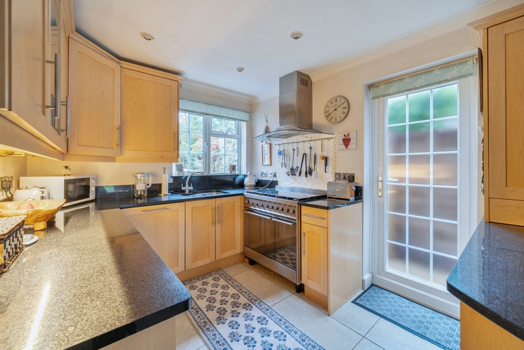Property photo 3 of 18 Kitchen
