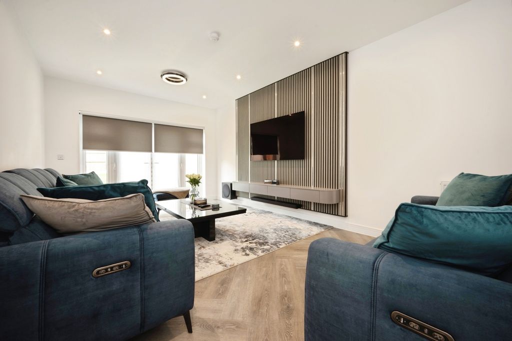 Property photo 2 of 23 Pbox-Img.Jpg