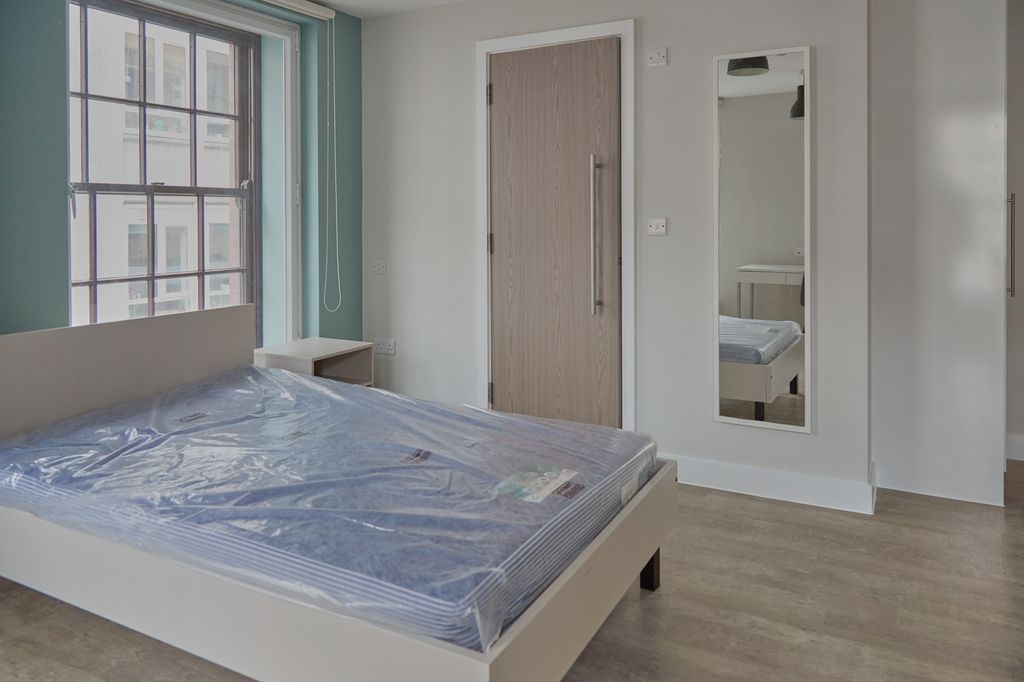 Property photo 1 of 3 A Spacious And Inviting Double Bedroom Featuring A...